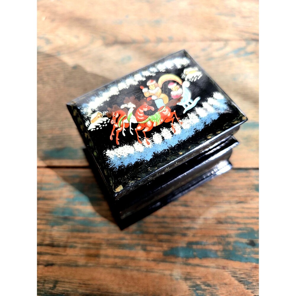 Vintage Russian Folk Lacquer Trinket Box – Hand-Painted Winter Troika Scene
